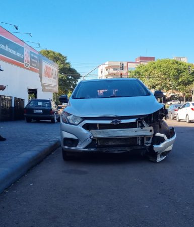 Motociclista quebra a perna após acidente entre carro e moto no bairro São Cristóvão, em Cascavel Imagem referente a Motociclista quebra a perna após acidente entre carro e moto no bairro São Cristóvão, em Cascavel