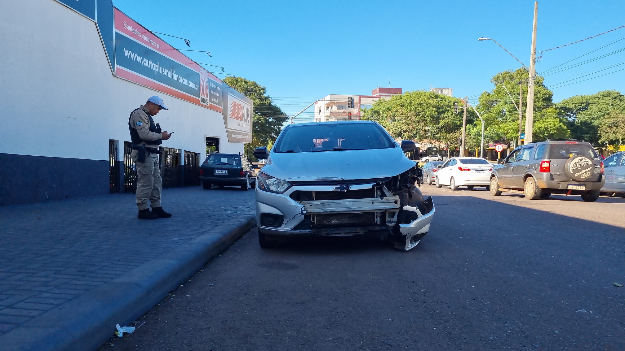 Motociclista quebra a perna após acidente entre carro e moto no bairro São Cristóvão, em Cascavel
