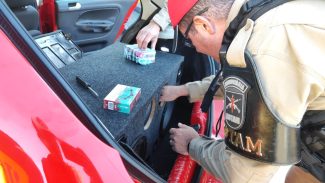 ROTAM apreende cigarros eletrônicos escondidos em caixa de som no bagageiro de veículo