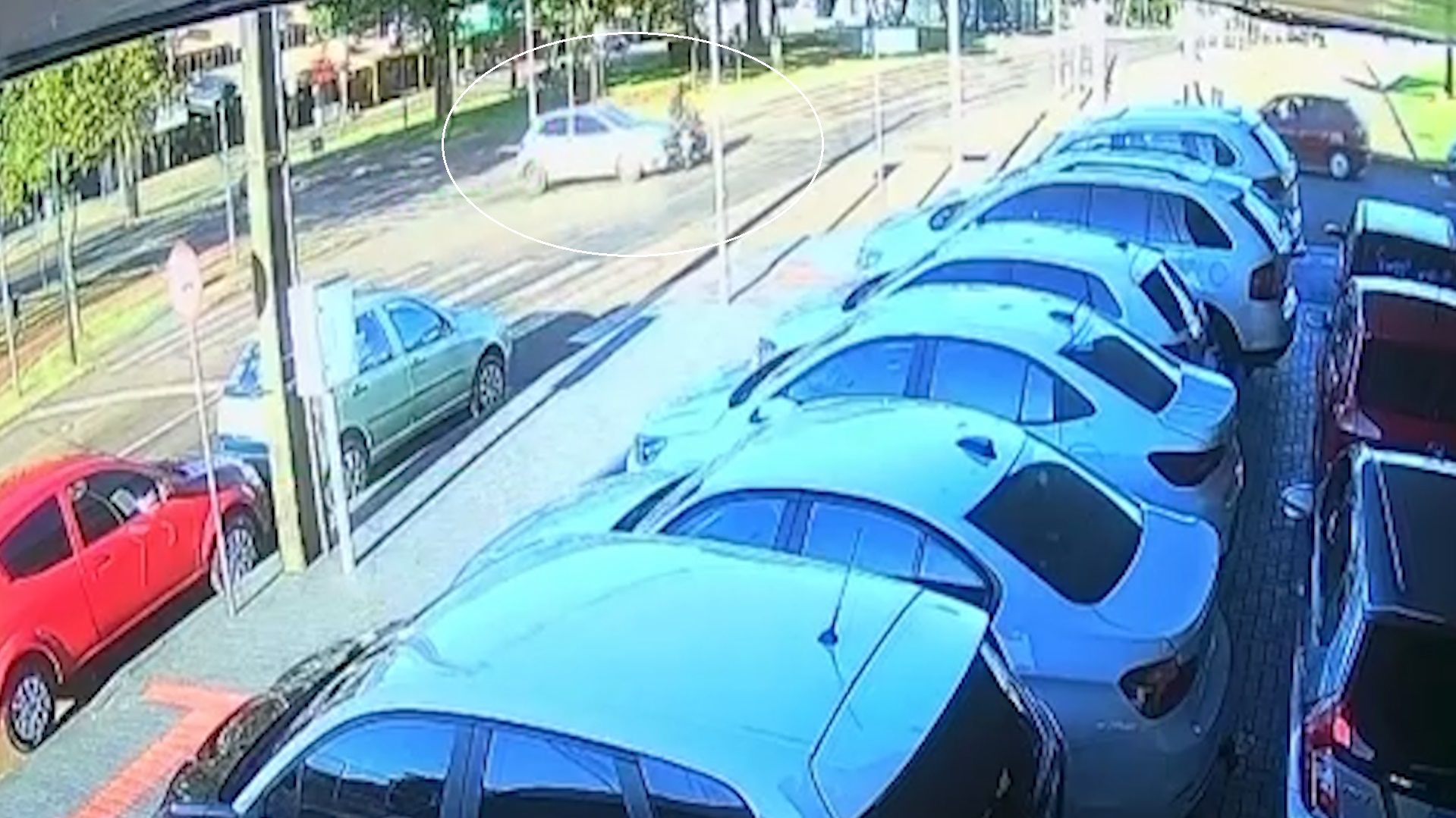 Câmera flagra acidente entre carro e moto na Avenida Brasil, em Cascavel