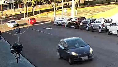 Imagem referente a Novas imagens flagram acidente entre carro e moto na Avenida Brasil, em Cascavel