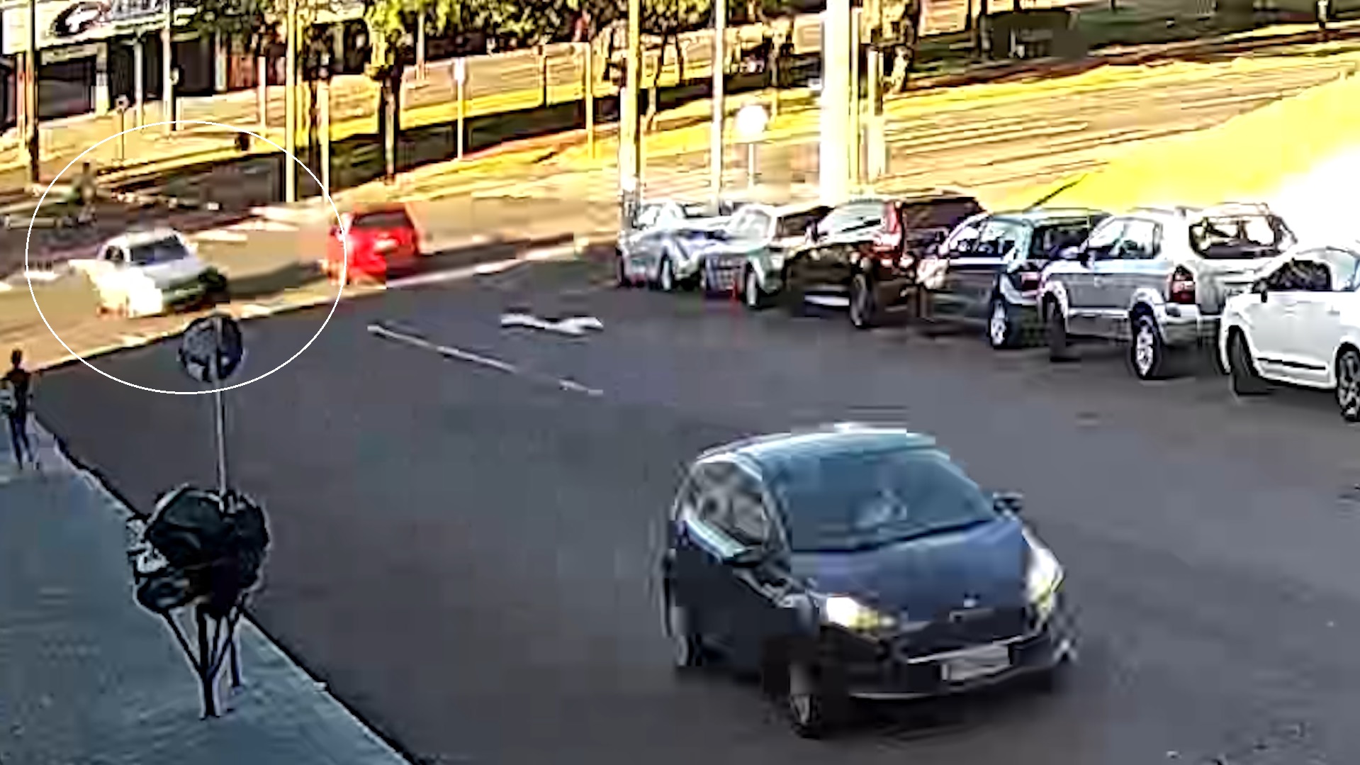 Novas imagens flagram acidente entre carro e moto na Avenida Brasil, em Cascavel