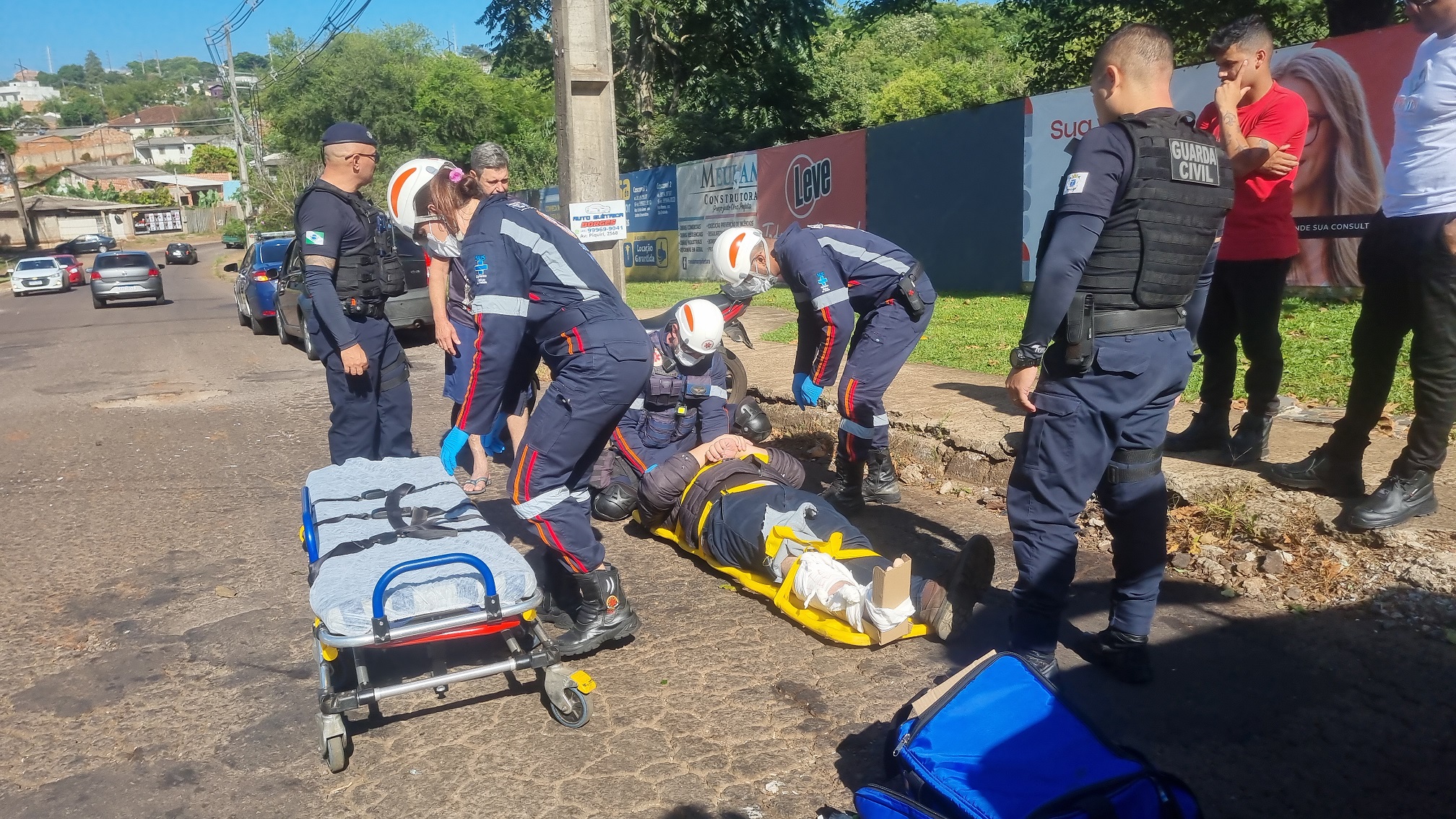 Motociclista fica ferido em acidente com carro no Jardim Alvorada