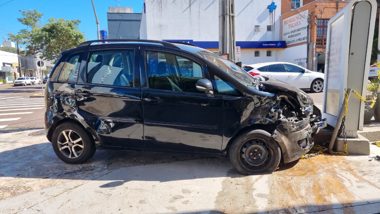 Idea vai parar no pátio de posto após forte colisão com Fiesta no Centro
