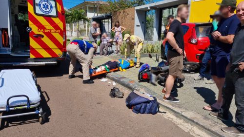 Motociclista quebra a perna após acidente com carro no bairro Pioneiros Catarinenses, em Cascavel