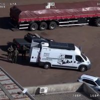 Imagem referente a Imagens aéreas registram ação que resultou na prisão de dois e apreensão de 225 kg de drogas na BR-277