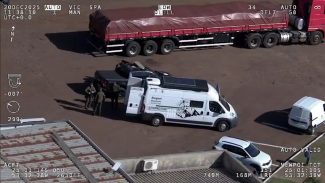 Imagens aéreas registram ação que resultou na prisão de dois e apreensão de 225 kg de drogas na BR-277