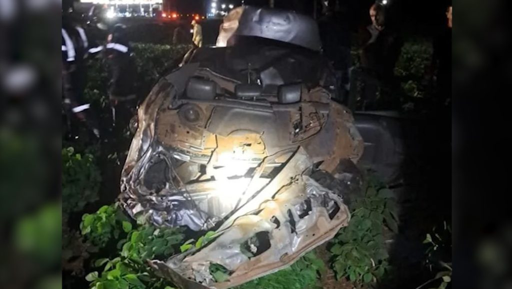 Casal morre ao ser ejetado de Civic durante capotamento na PR-466, em Ivaiporã