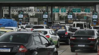 Andarilho invade Ponte Rio-Niterói e causa confusão no trânsito