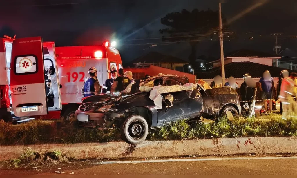 Motorista morre decapitado após colisão arrancar teto de carro no Paraná