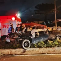 Imagem referente a Motorista morre decapitado após colisão arrancar teto de carro no Paraná