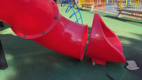 Brinquedos quebrados colocam crianças em risco na Praça Wilson Joffre, no Centro de Cascavel