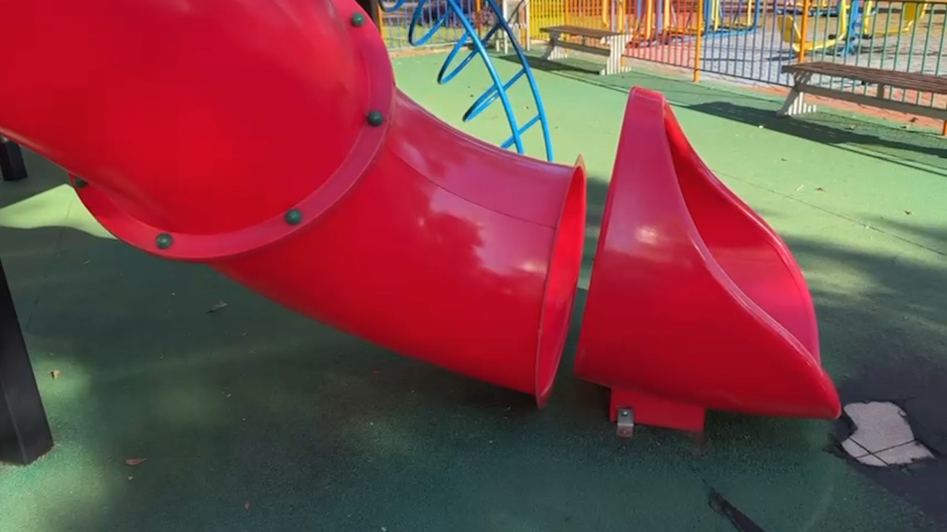 Brinquedos quebrados colocam crianças em risco na Praça Wilson Joffre, no Centro de Cascavel