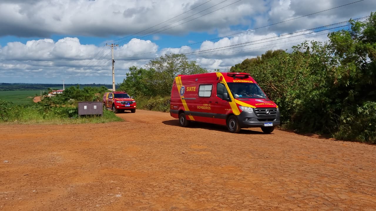 Homem é socorrido após ficar prensado em trator em área rural de Cascavel