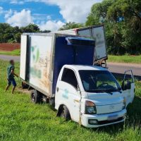 Imagem referente a Hyundai HR carregado com frutas sai da pista na BR-163 em Cascavel