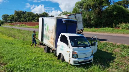 Hyundai HR carregado com frutas sai da pista na BR-163 em Cascavel