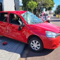 Imagem referente a Clio capota após colisão com Astra no Centro de Cascavel