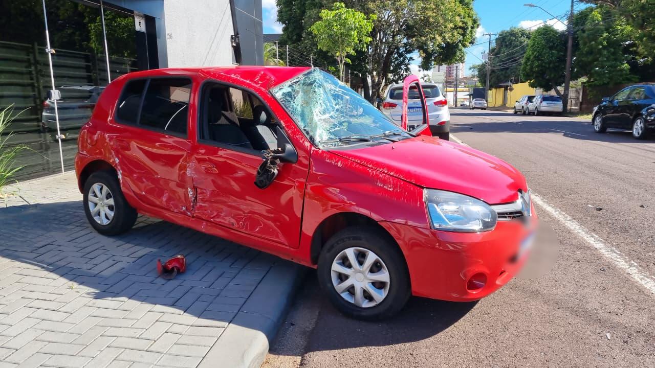 Clio capota após colisão com Astra no Centro de Cascavel