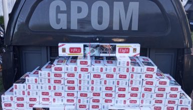 Imagem referente a GPOM apreende cigarros de origem paraguaia durante patrulhamento na Rodoviária de Cascavel