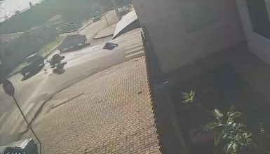 Imagem referente a Periolo: Carro avança sinal de PARE e arremessa motociclista