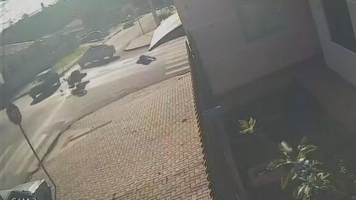 Periolo: Carro avança sinal de PARE e arremessa motociclista Imagem referente a Periolo: Carro avança sinal de PARE e arremessa motociclista
