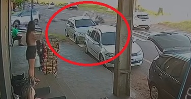 Câmera flagra acidente entre duas motos no Bairro Floresta Imagem referente a Câmera flagra acidente entre duas motos no Bairro Floresta