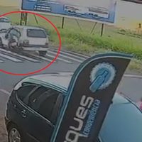 Após colisão entre motos, outro motociclista se envolve em acidente no mesmo cruzamento Imagem referente a Após colisão entre motos, outro motociclista se envolve em acidente no mesmo cruzamento