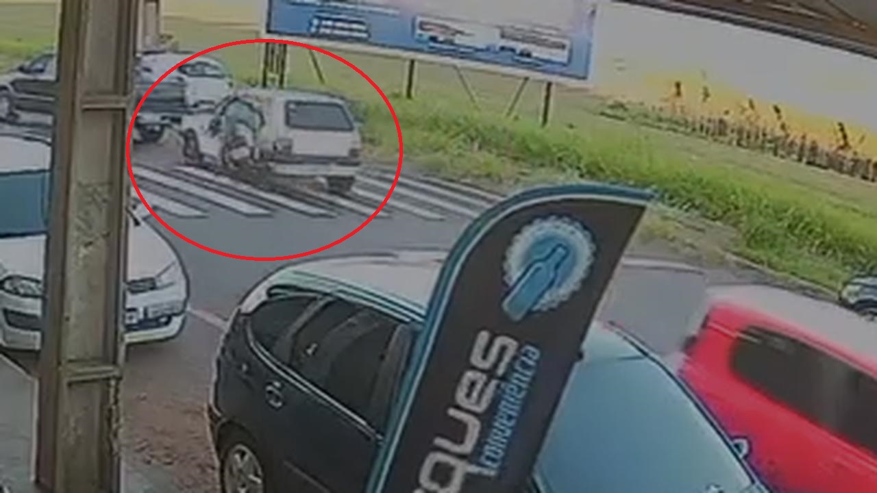 Após colisão entre motos, outro motociclista se envolve em acidente no mesmo cruzamento