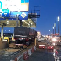 Colisão entre bitrens causa incêndio em praça de pedágio na BR-277 Imagem referente a Colisão entre bitrens causa incêndio em praça de pedágio na BR-277