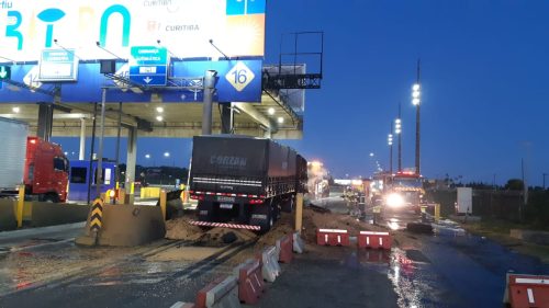 Colisão entre bitrens causa incêndio em praça de pedágio na BR-277 Colisão entre bitrens causa incêndio em praça de pedágio na BR-277