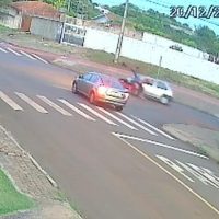 Câmera registra acidente que deixou motociclista ferido na Avenida Piquiri Imagem referente a Câmera registra acidente que deixou motociclista ferido na Avenida Piquiri