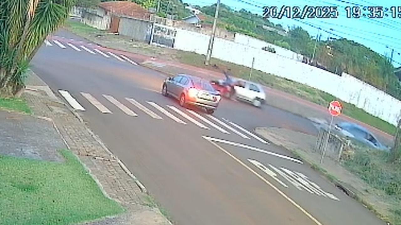 Câmera registra acidente que deixou motociclista ferido na Avenida Piquiri