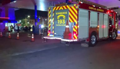 Incêndio atinge depósito anexo a posto de combustíveis na Avenida Carlos Gomes Imagem referente a Incêndio atinge depósito anexo a posto de combustíveis na Avenida Carlos Gomes