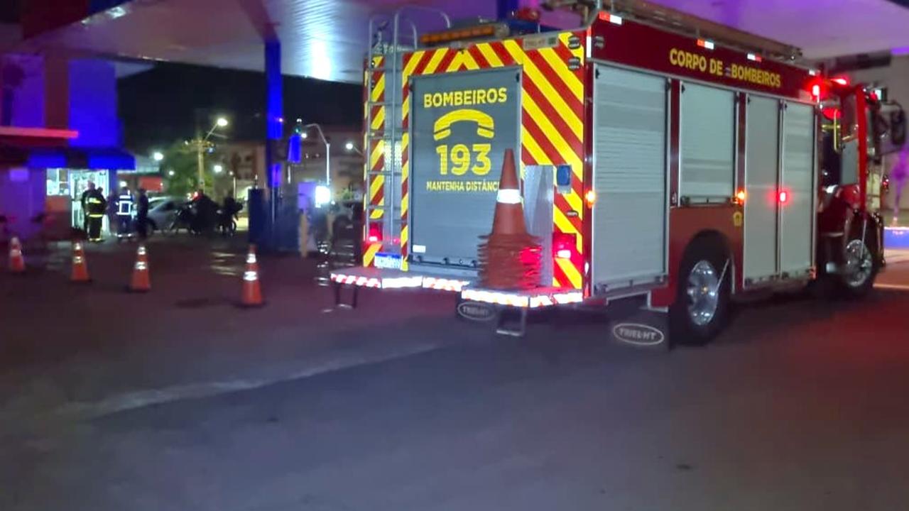 Incêndio atinge depósito anexo a posto de combustíveis na Avenida Carlos Gomes