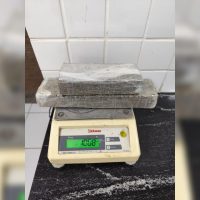 Suspeito é preso com sacola de maconha após denúncia no bairro Esmeralda Imagem referente a Suspeito é preso com sacola de maconha após denúncia no bairro Esmeralda