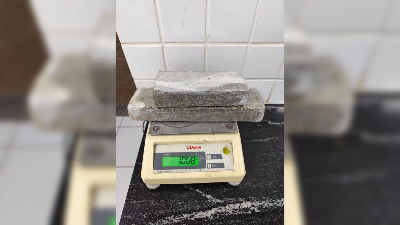 Suspeito é preso com sacola de maconha após denúncia no bairro Esmeralda