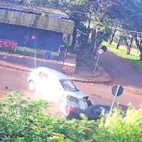 Imagem referente a Vídeo mostra forte batida que deixou três pessoas feridas no Bairro Santa Cruz