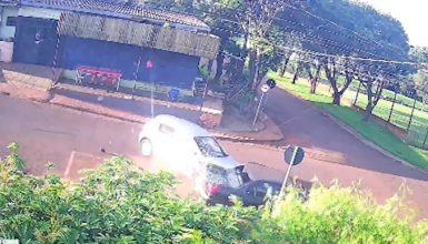 Imagem referente a Vídeo mostra forte batida que deixou três pessoas feridas no Bairro Santa Cruz