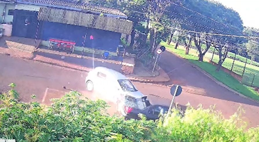 Imagem referente a Vídeo mostra forte batida que deixou três pessoas feridas no Bairro Santa Cruz