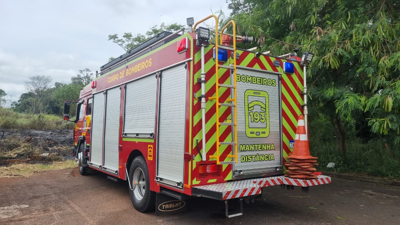 Área de mata pega fogo e Bombeiros são mobilizados ao Jardim Montreal, em Cascavel