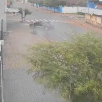 Imagem referente a Câmera flagra carro rodando na Rua Xavantes em suposta tentativa de assalto