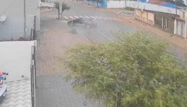 Imagem referente a Câmera flagra carro rodando na Rua Xavantes em suposta tentativa de assalto