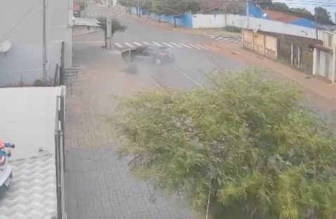 Câmera flagra carro rodando na Rua Xavantes em suposta tentativa de assalto Imagem referente a Câmera flagra carro rodando na Rua Xavantes em suposta tentativa de assalto