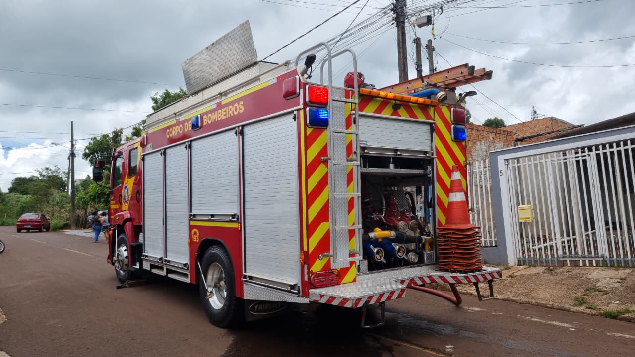 Bombeiros combatem incêndio em casa no Morumbi; Morador inala fumaça e é socorrido pelo SAMU
