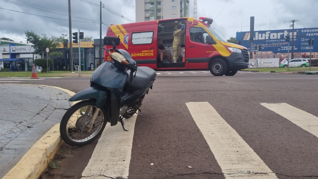 Mulher quebra o braço e adolescente fica ferido após acidente na Av. Tancredo Neves
