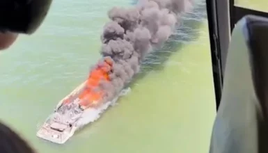 Imagem referente a Incêndio em lancha mobiliza resgate e pescador salva vítimas; veja o vídeo