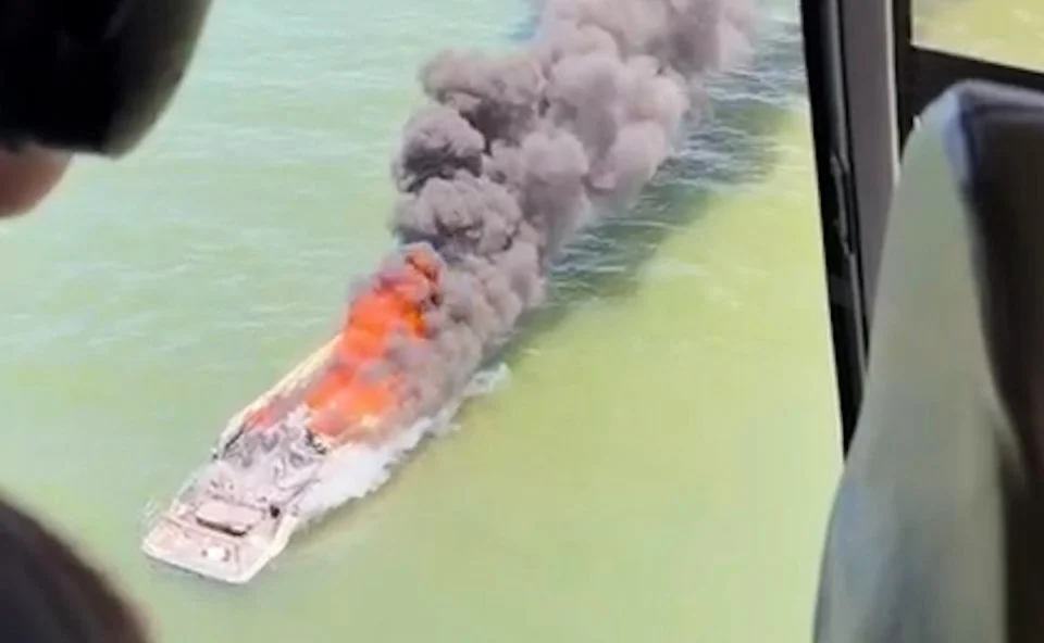 Incêndio em lancha mobiliza resgate e pescador salva vítimas; veja o vídeo