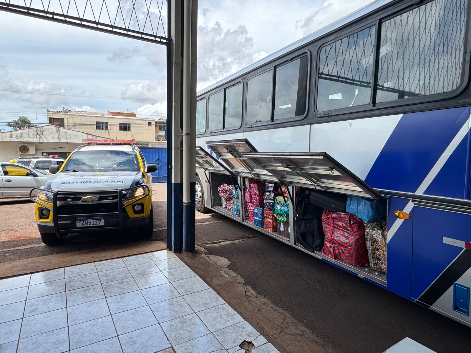 Polícia barra ônibus na BR-369 lotado de mercadorias do Paraguai rumo a SP