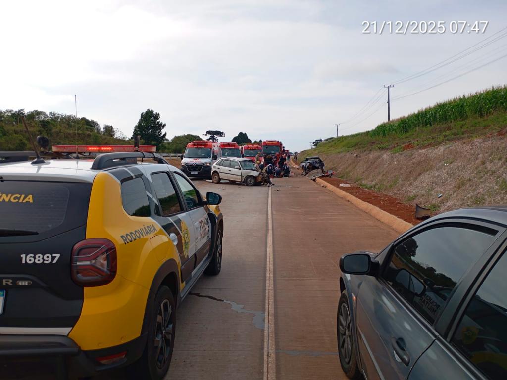 Jovens perdem a vida em choque frontal entre Gol e Kadett na PR-466 Imagem referente a Jovens perdem a vida em choque frontal entre Gol e Kadett na PR-466
