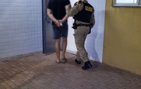 Populares denunciam estrangulamento e PM flagra casal em briga Imagem referente a Populares denunciam estrangulamento e PM flagra casal em briga